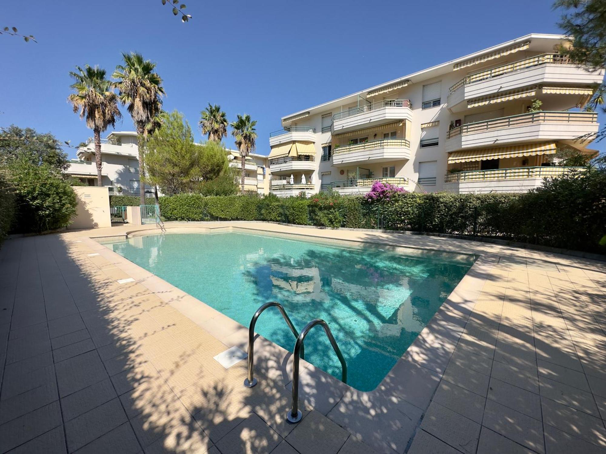 Regent Cote D'Azur Air-Conditioned, Pool, Garden & Parking 빌뇌브루베 외부 사진